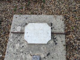 détail de l'inscription sur la plaque blanche - O.Dufour