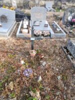 tombe pleine terre avec une croix métallique plantée dans le sol, une plaque d'identification blanche est fixée à intersection de cette croix - O.Dufour