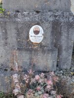 détail de la plaque avec photo fixée sur la stèle - O.Dufour