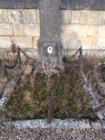 tombe entourage pierre avec chaine et piquets métal et grande stèle - O.Dufour