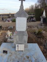 grande pierre tombale avec stèle ancienne assez haute sur laquelle est fixée une plaque d'identification blanche - O.Dufour