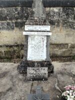 stèle ancienne avec grande plaque d'identification blanche - O.Dufour