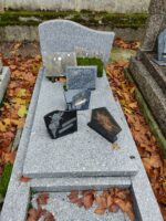 monument gris moucheté avec stèle trapeze - O.Dufour
