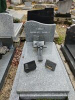 monument gris moucheté avec stèle en trapèze gravée - O.Dufour
