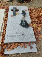 Pierre Tombale grise avec identification de la famille, croix et plaques - O.Dufour