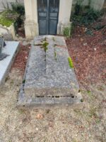 pierre tombale grise avec grande croix incrustée - O.Dufour