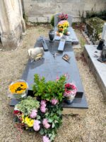 Pierre tombale gris foncé, avec croix posée et identification - O.Dufour