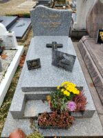 monument gris moucheté avec stèle gravée et croix posée sur la pierre tombale - O.Dufour
