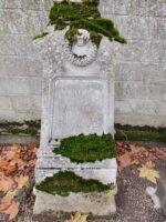 stèle ancienne gravée avec une couronne au dessus de la gravure - O.Dufour