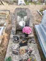 petite tombe en pierre avec stèle sur laquelle figure une photo avec inscription  et tête de christ au dessus - O.Dufour