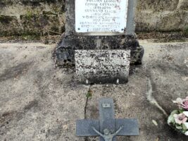 détail de la 2ème plaque au pied de la stèle - O.Dufour