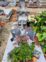 monument gris clair avec plaque sur une stèle, croix, et plaques avec photos sur la pierre tombale - O.Dufour