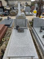 monument gris avec stèle gravée en lettres dorées - O.Dufour