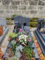 monument gris avec stèle gravée et urne funéraire scellée sur la pierre tombale - O.Dufour