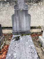 tombe en pierre grise avec stèle ancienne gravée -O.Dufour