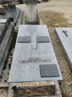 Pierre tombale grise avec croix incrustée et 3  plaques d'identification gris foncé - O.Dufour
