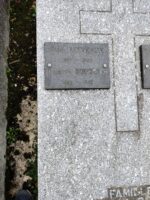 détail de la plaque concernant le défunt et son épouse - O.Dufour