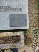 détail de l'inscription sur la plaque -O.Dufour