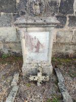 stèle ancienne avec inscriptions, sur petite tombe entourage pierre et gravillons, petite croix posée - O.Dufour