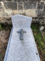 monument bleu avec croix posée sur la pierre tombale - O.Dufour