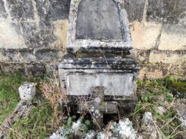 stèle ancienne en mauvais état avec croix posée - O.Dufour