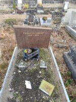 petite tombe pierre avec stèle bordeaux gravée - O.Dufour