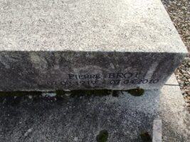 inscription gravée sur le côté de la pierre tombale - O.Dufour