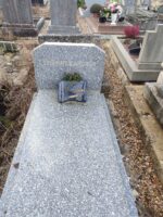 monument gris moucheté avec stèle gravée - O.Dufour