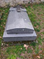 monument  gris avec croix posée et inscription famille en façade - O.Dufour