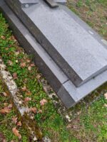 inscription sur le côté de la pierre tombale - o.Dufour