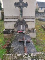 sépulture en pierre avec crucifix marron posé sur la pierre tombale, et stèle avec plaque gravée surmontée d'une grande croix - O.Dufour