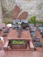 monument vieux rose avec stèle forme trapèze, épis de blé gravés à gauche, et inscription à droite -O.Dufour