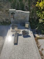 monument gris moucheté avec stèle sur laquelle figurent une photo du couple défunt et une croix à gauche de l'identification - O.Dufour