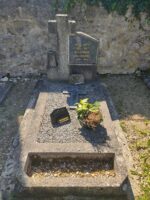 petite tombe entourage pierre et gravillons, avec stèle sur laquelle est fixée une plaque d'identification - O.Dufour