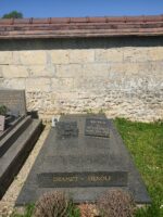pierre tombale gris foncé avec plaque maire de 1968 à 1992 - O.Dufour