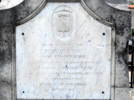 détail de l'inscription consacrée au comte Charpentier sur la stèle - JP Allart