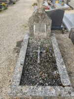 petite tombe entourage pierre, gravillonnée, avec stèle sur laquelle est fixée la plaque d'identification - O.Dufour