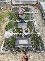 caveau recouvert de 4 petites dalles moussues, avec plaque d'identification