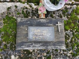 petite plaque d'identification sur la tombe - O.Dufour