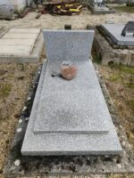 monument gris avec stèle gravée et plaque souvenir en forme de coeur sur la pierre tombale - O.Dufour