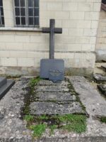 sépulture familiale en pierre avec croix en bois, et plaque posée devant une ancienne plaque recensant tous les défunts de cette tombe - O.Dufour
