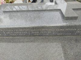 inscriptions sur le côté de la pierre tombale - o.Dufour