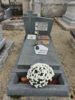 monument gris avec stèle sur laquelle est fixée une plaque d'identification gris clair avec photo de la défunte, espace jardinière en façade - O.Dufour