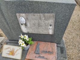 détail de la gravure et photo sur la stèle - O.Dufour