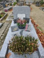 monument gris clair avec stèle carrée gravée - O.Dufour