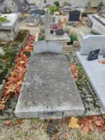 pierre tombale, petite stèle avec croix en pierre - O.Dufour