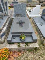 monument gris avec stèle et croix posée sur la pierre tombale - O.Dufour