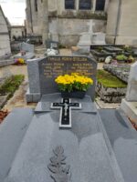 monument gris foncé avec large semelles latérales et stèle gravée en lettres dorée. une croix sur la pierre tombale - O.Dufour