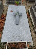 Pierre tombale grise avec croix posée dessus et nom gravé - O.Dufour