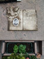 plaque en forme de livre avec photo, posée sur la pierre tombale - O.Dufour